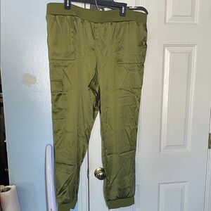 LOGO by Lori Goldstein Men's Cargo Pants in Olive nwot
